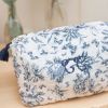 Trousse de toilette Toile de Jouy bleu Tartine et Chocolat Ambiance 2