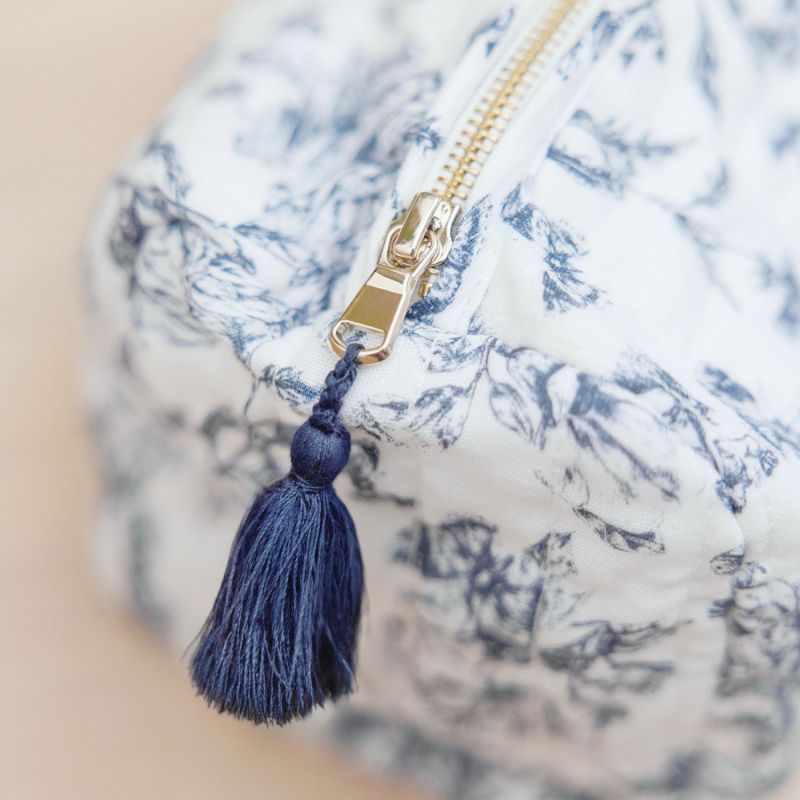 Trousse de toilette Toile de Jouy bleu Tartine et Chocolat Ambiance 3