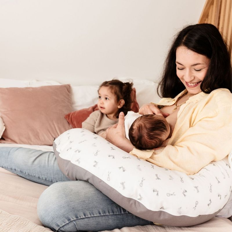 Coussin de maternité en coton Lapins Candide Ambiance 2