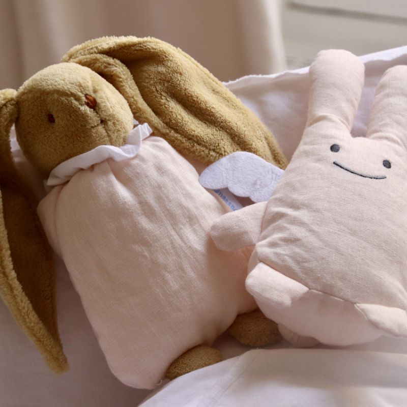 Image d'ambiance de présentation du produit Peluche hochet lapin nid d'ange en lin rose poudré (20 cm) - Trousselier