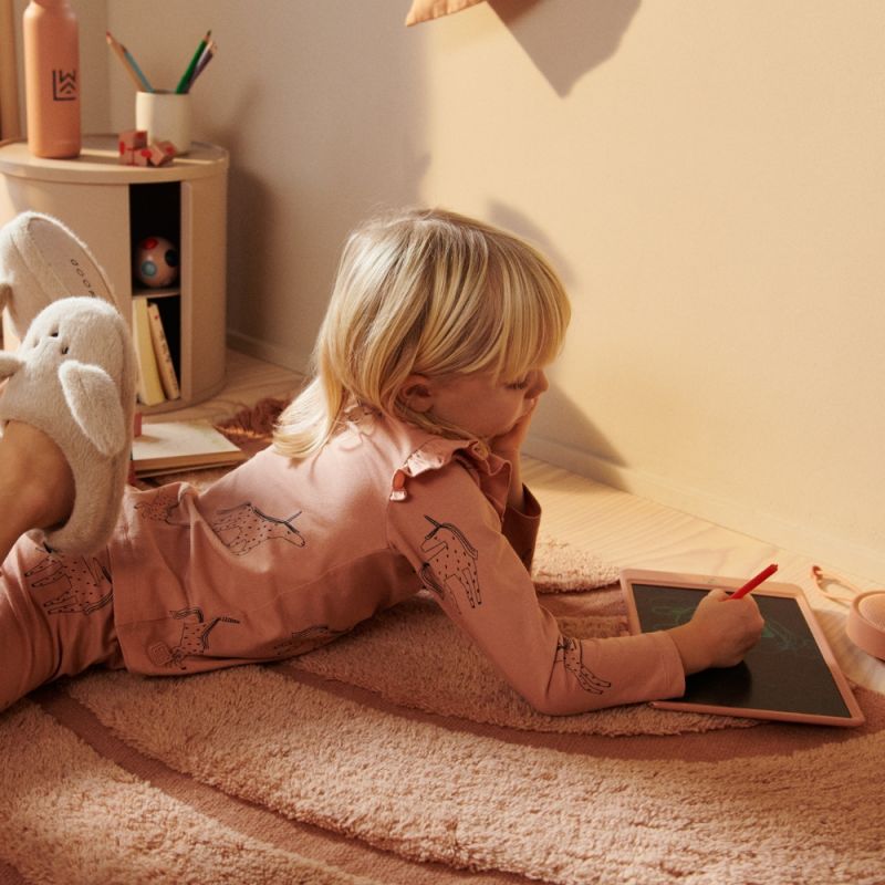 Tablette à dessin magique Zora Tuscany Rose (25 cm) Liewood Ambiance 2