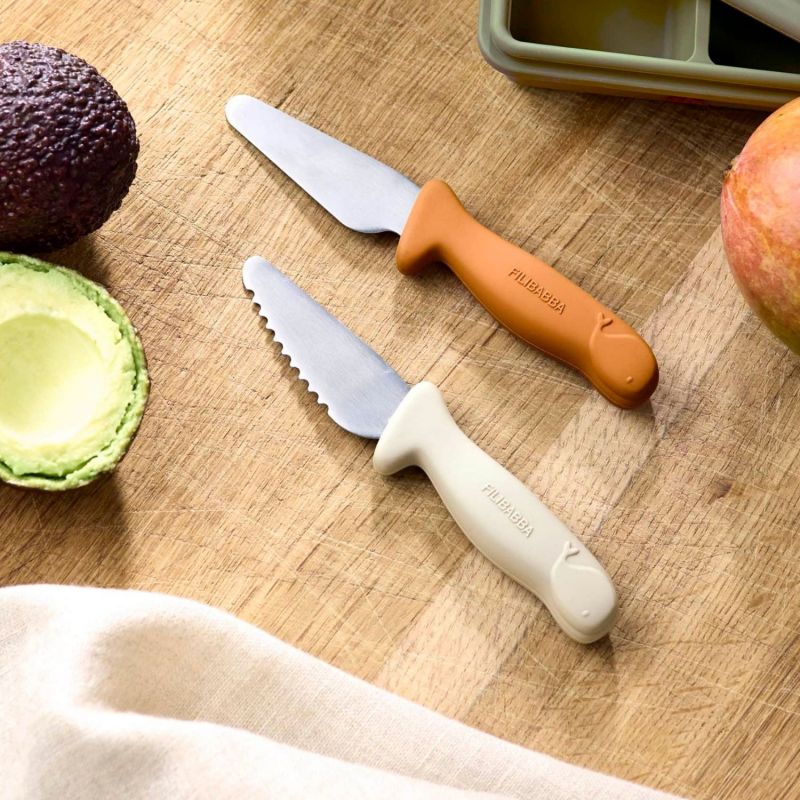 Lot de 2 couteaux d'apprentissage Cannelle et Blanc cassé Filibabba Ambiance 2