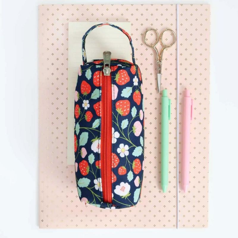 Trousse scolaire Fraises A Little Lovely Company Ambiance 2