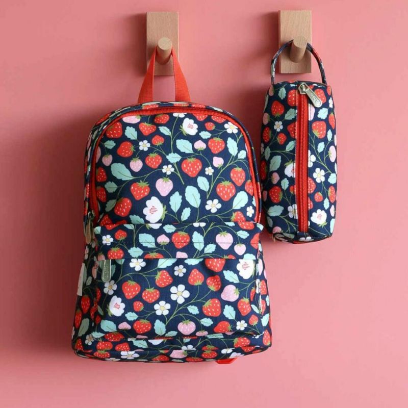 Trousse scolaire Fraises A Little Lovely Company Ambiance 5