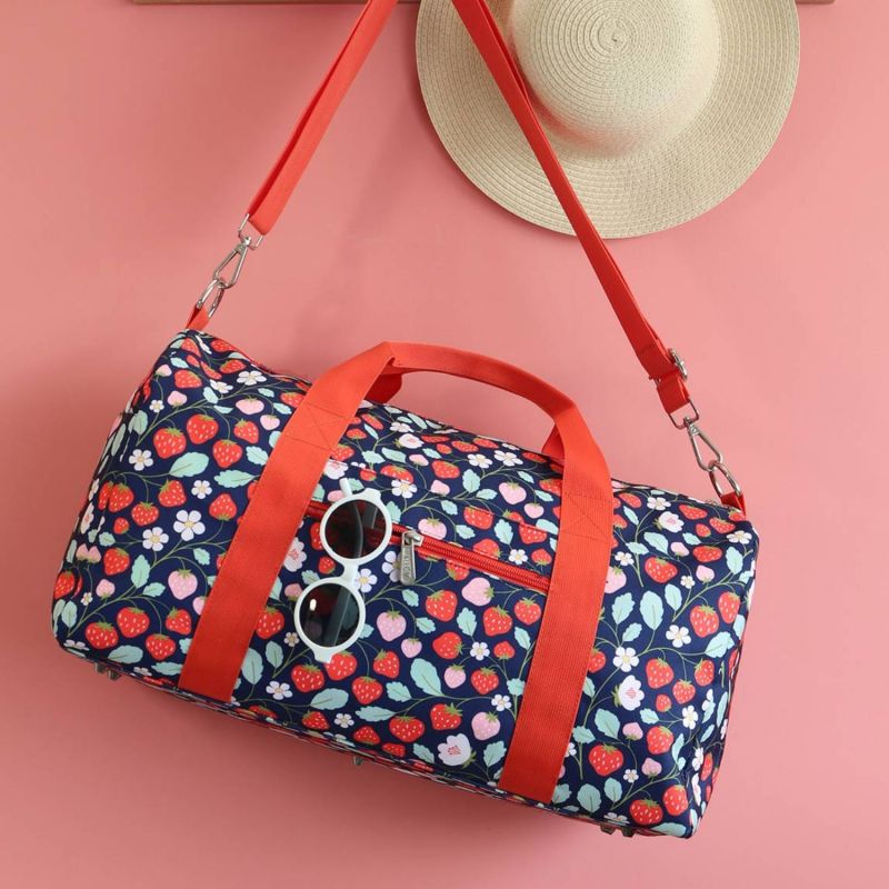 Sac de voyage Fraises A Little Lovely Company Ambiance 5