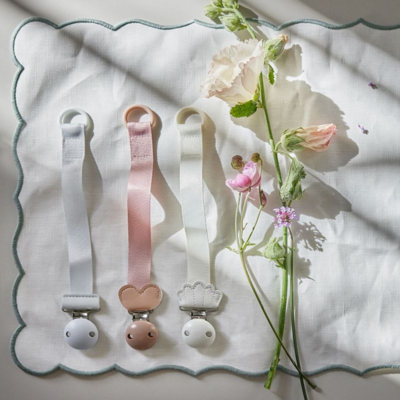 Attache sucette Wood Blushing Pink Elodie Details Ambiance 2