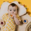 Hochet sensoriel Calm Donut orange Petit Boum Ambiance 3