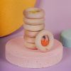 Hochet sensoriel Calm Donut orange Petit Boum Ambiance 4
