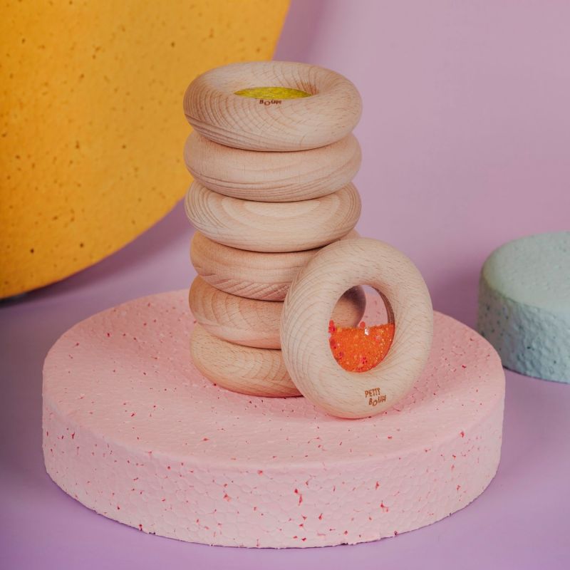 Hochet sensoriel Calm Donut orange Petit Boum Ambiance 4