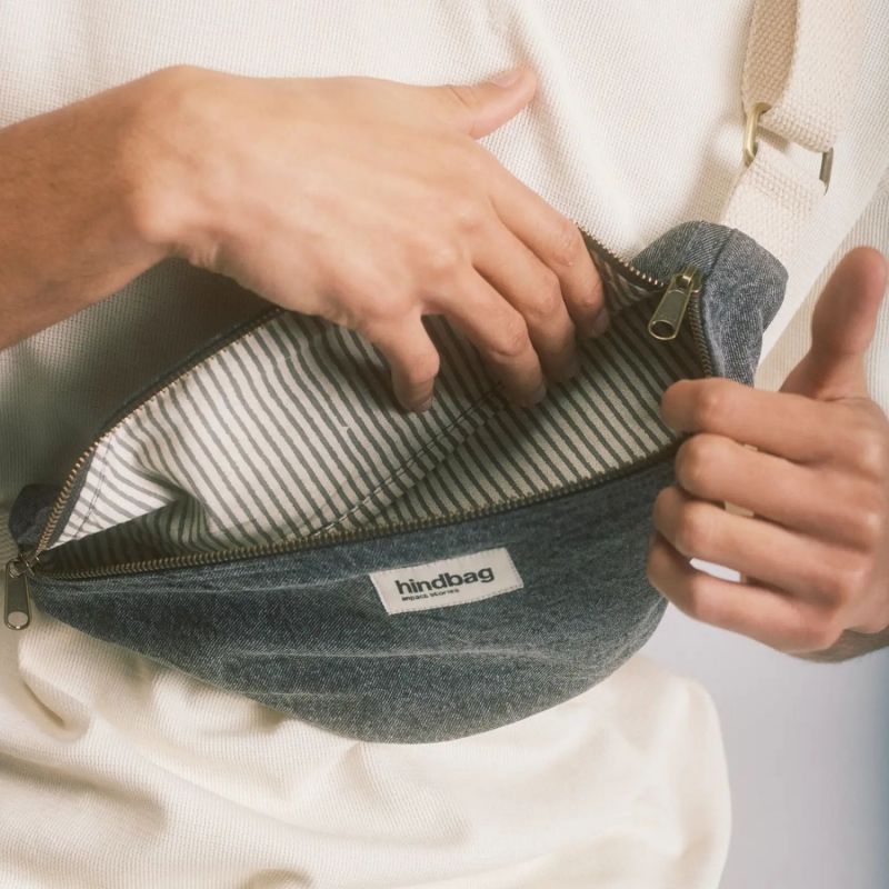 Sac banane Olivia Denim Gris Hindbag Ambiance 2