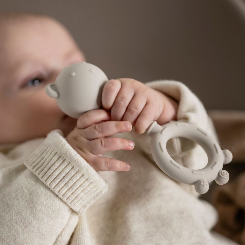 Hochet Ours Argile Nattou Ambiance 2