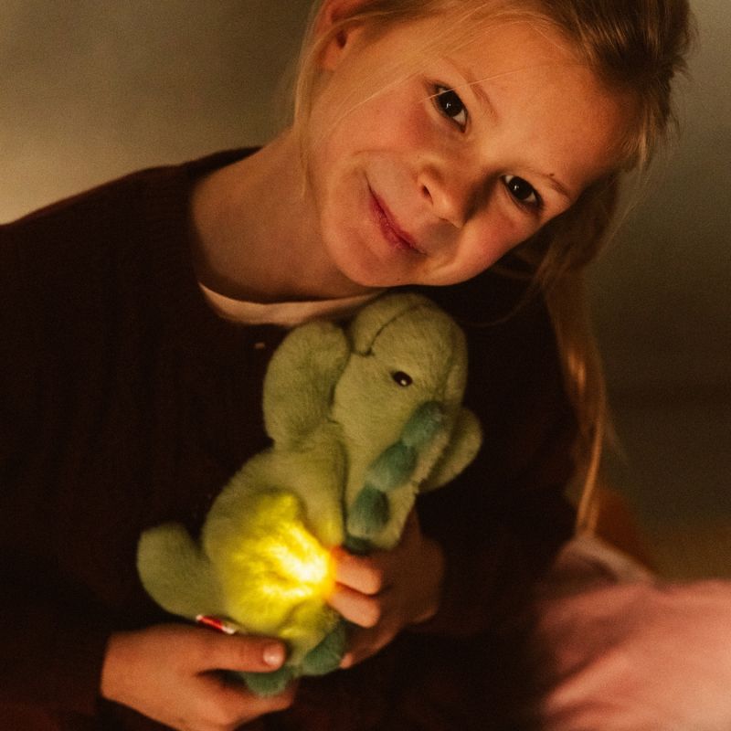 Peluche veilleuse Jeroom l'alligator Atelier Pierre Junior Ambiance 3