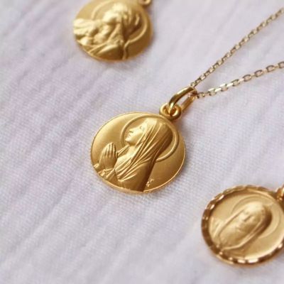Collier chaîne médaille Vierge Ave Maria personnalisable (plaqué or)