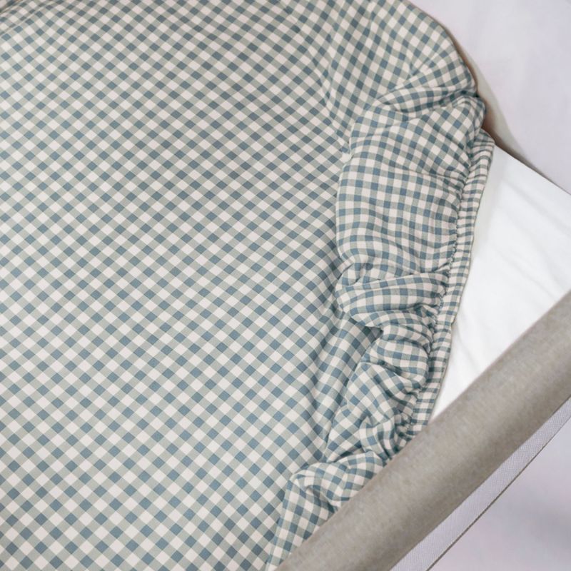Drap housse pour berceau Praliné Vichy Matcha (90x50 cm) Walking Mum Ambiance 2