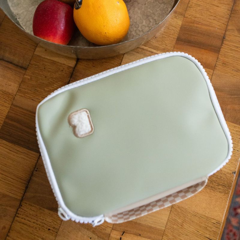 Trousse à goûter Faro Vert de gris Béaba Ambiance 2