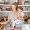 Porte bébé enfant Alta Hip Gris Clair Ergobaby Ambiance 2