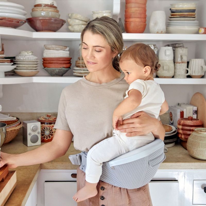 Porte bébé enfant Alta Hip Gris Clair Ergobaby Ambiance 2