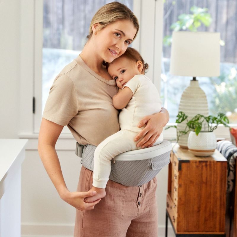 Porte bébé enfant Alta Hip Gris Clair Ergobaby Ambiance 8