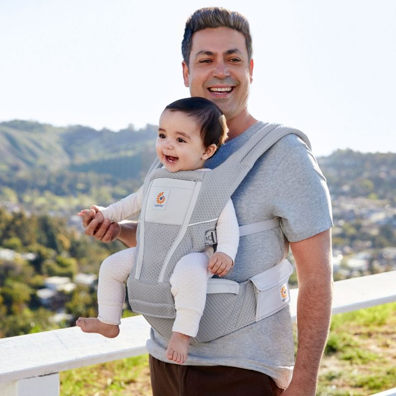 Porte bébé enfant Alta Hip Gris Clair Ergobaby Ambiance 9
