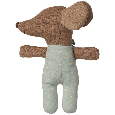 Bébé souris mi-endormie mi-éveillée dans une boîte d'allumettes Bleu Maileg