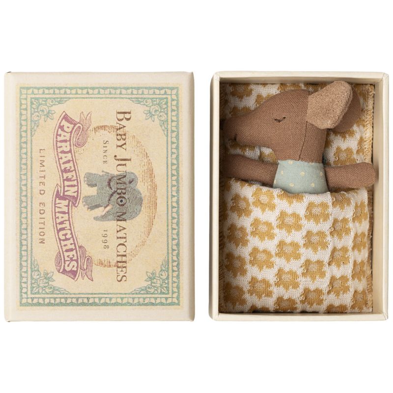 Bébé souris mi-endormie mi-éveillée dans une boîte d'allumettes Bleu Maileg Produit 3