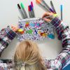 Trousse à colorier lavable et réutilisable Dino avec 10 feutres Eatsleepdoodle Ambiance 7