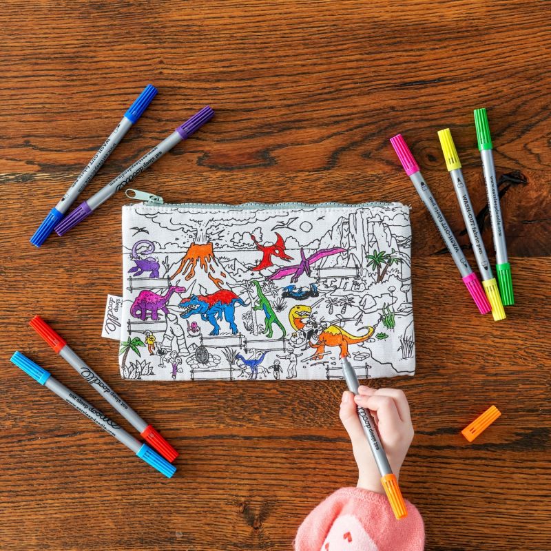 Trousse à colorier lavable et réutilisable Dino avec 10 feutres Eatsleepdoodle Ambiance 2