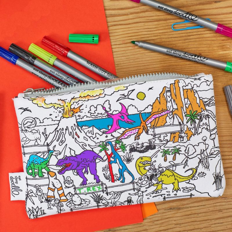 Trousse à colorier lavable et réutilisable Dino avec 10 feutres Eatsleepdoodle Ambiance 4