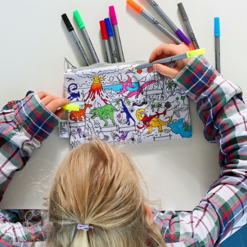Trousse à colorier lavable et réutilisable Dino avec 10 feutres Eatsleepdoodle Ambiance 7