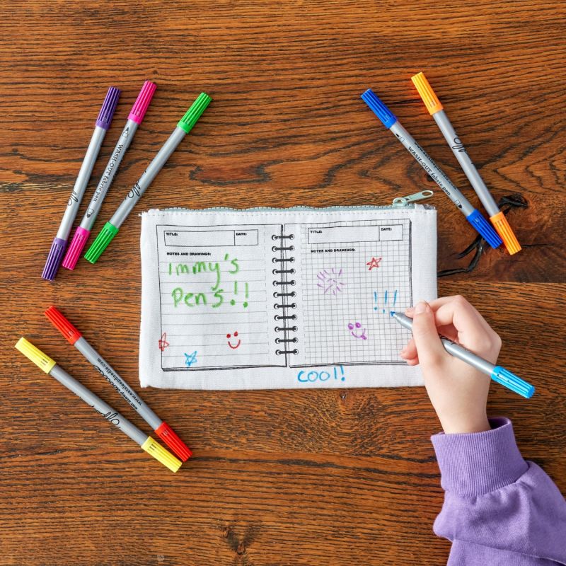 Trousse à colorier lavable et réutilisable Dino avec 10 feutres Eatsleepdoodle Ambiance 8