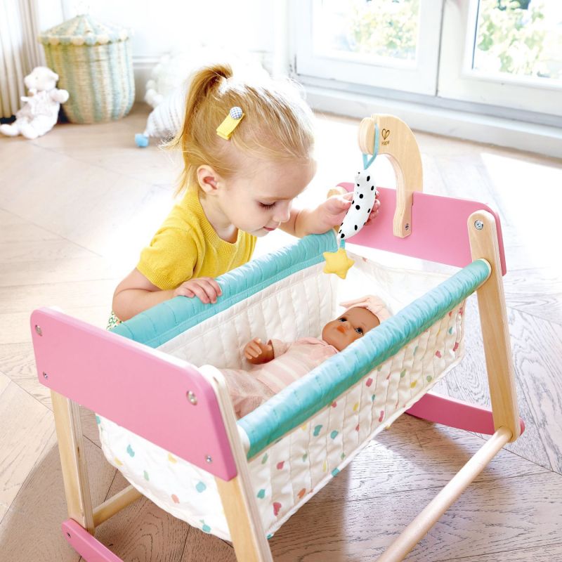 Berceau pour poupées en bois Sweet Dreams Hape Ambiance 8