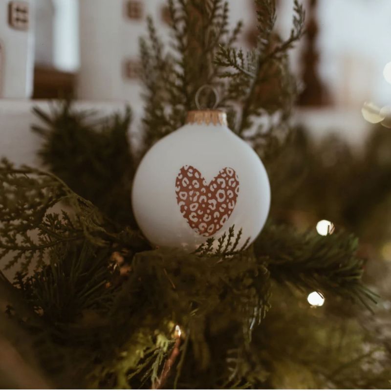 Boule de Noël Coeur léopard (personnalisable) Baubels Ambiance 2