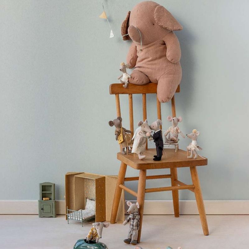 Couple de mariés dans son joli coffret Maman et Papa Maileg Ambiance 5