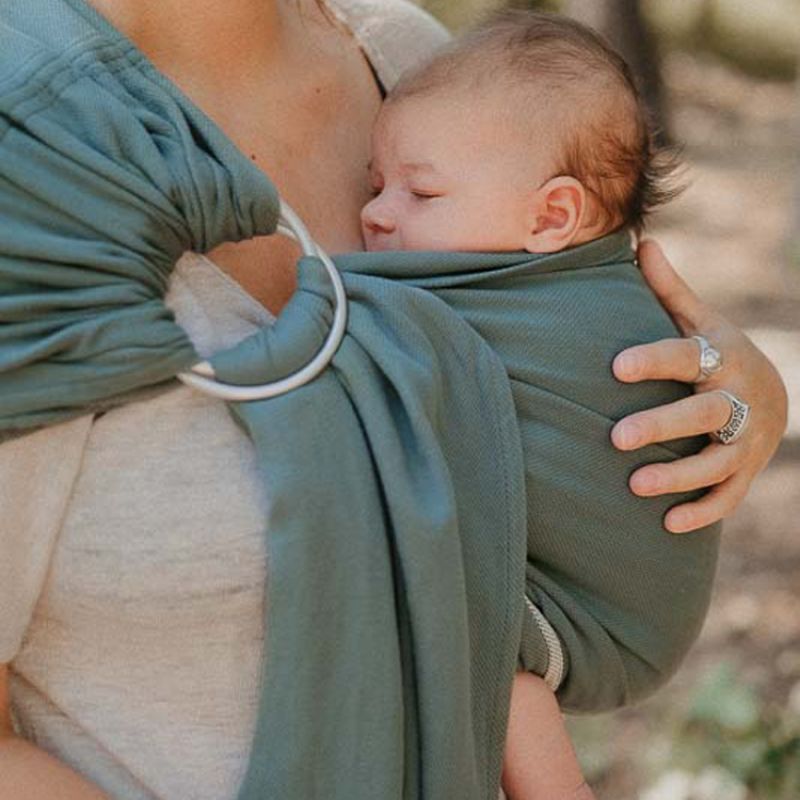 Image d'ambiance de présentation du produit Echarpe de portage Sling sans noeud tissé en coton bio vert eucalyptus - NéoBulle