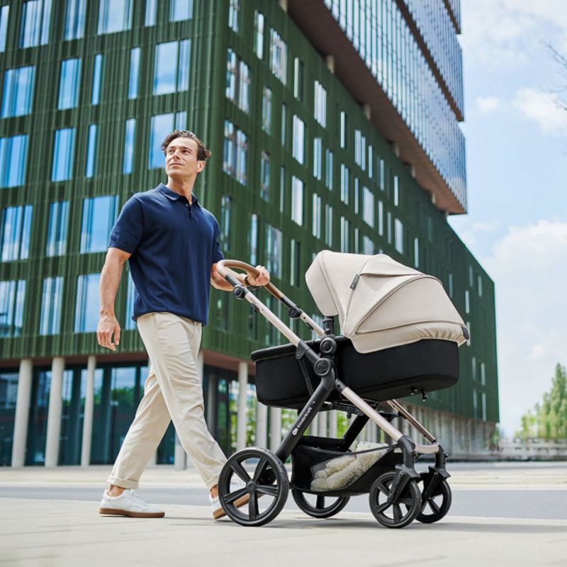 Poussette trio Moov 2 Air Sand Beige Kinderkraft Ambiance 2