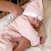 Bonnet de naissance en velours rose Sophie la girafe (1-3 mois) Trois Kilos Sept Ambiance 2