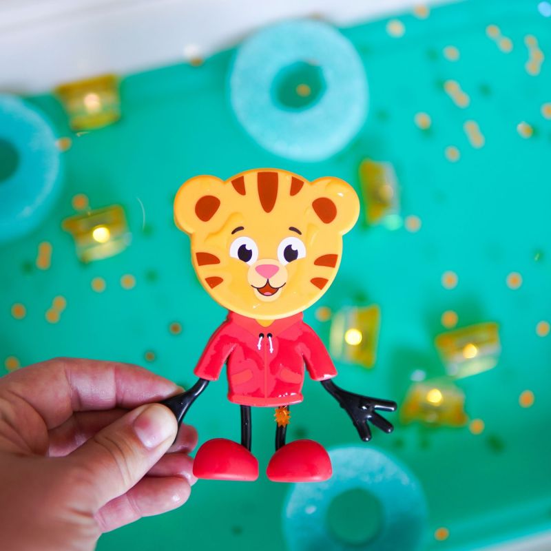 Personnage Daniel Tigre brun et 2 cubes lumineux Glo Pals Ambiance 3