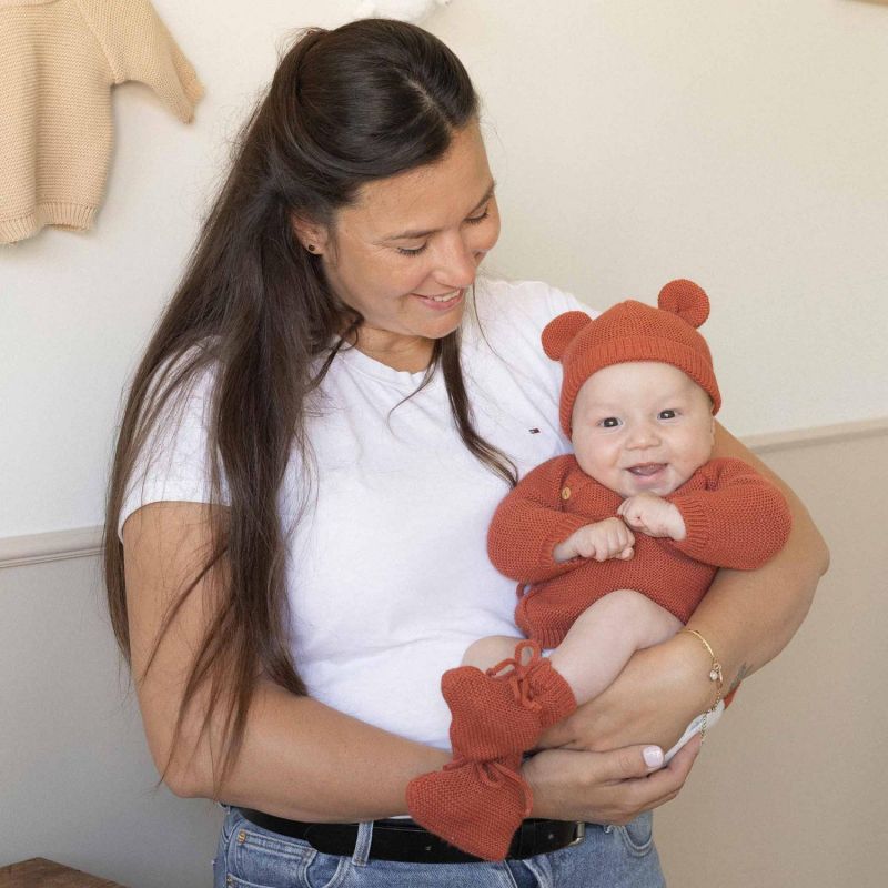 Bonnet de naissance Ours en maille Terracotta (0-1 mois) Trois Kilos Sept Ambiance 2