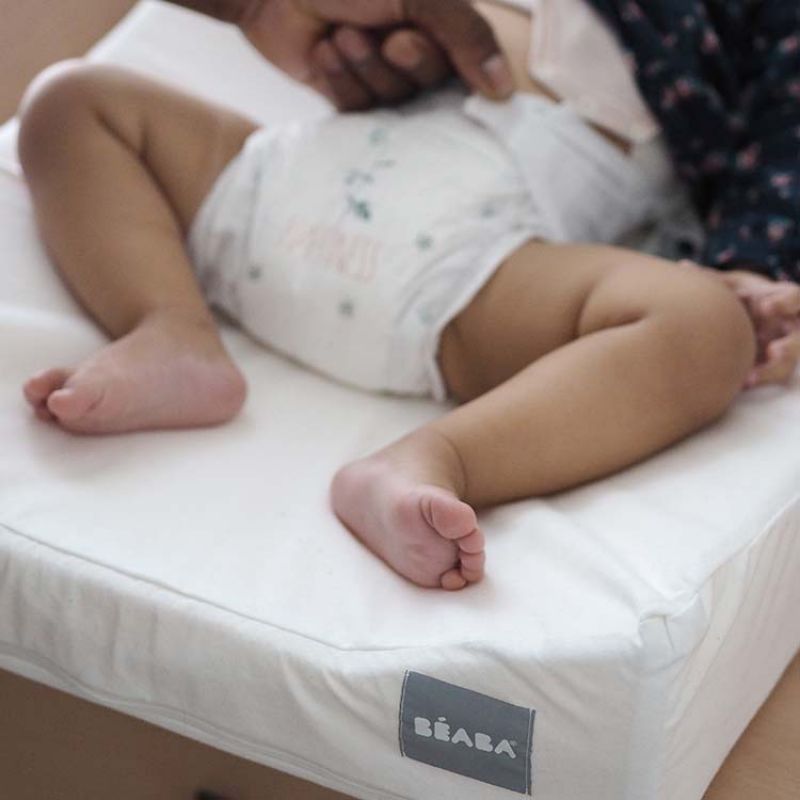 Matelas à langer incliné Sofalange avec housse blanche Béaba Ambiance 4
