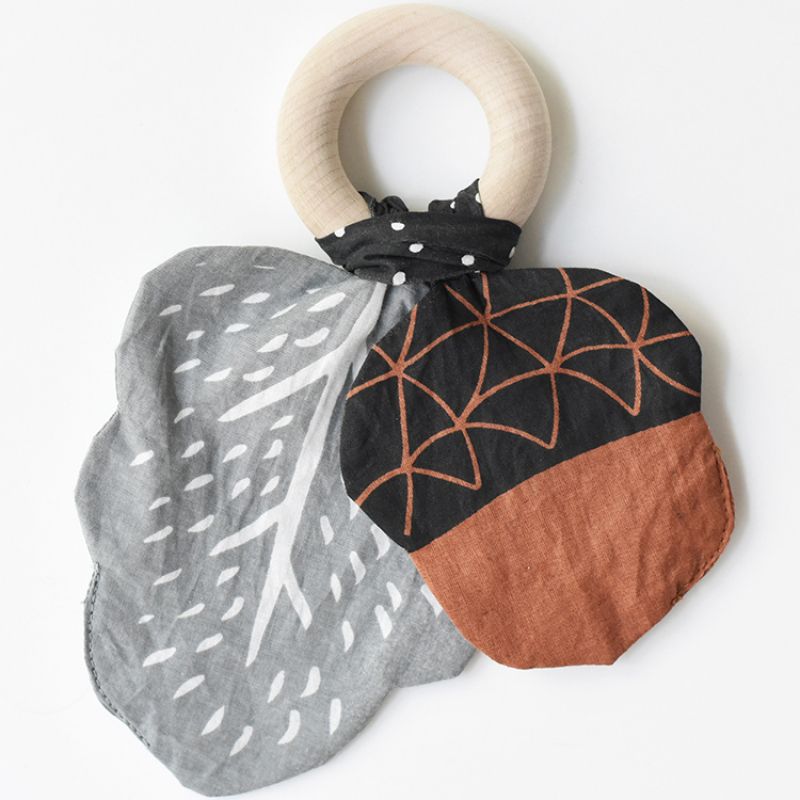 Hochet anneau en coton et bois Gland Wee Gallery