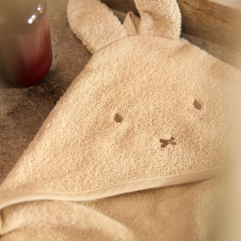 Cape de bain en éponge Miffy Warm Sand (75 x 75 cm) Jollein Ambiance 2