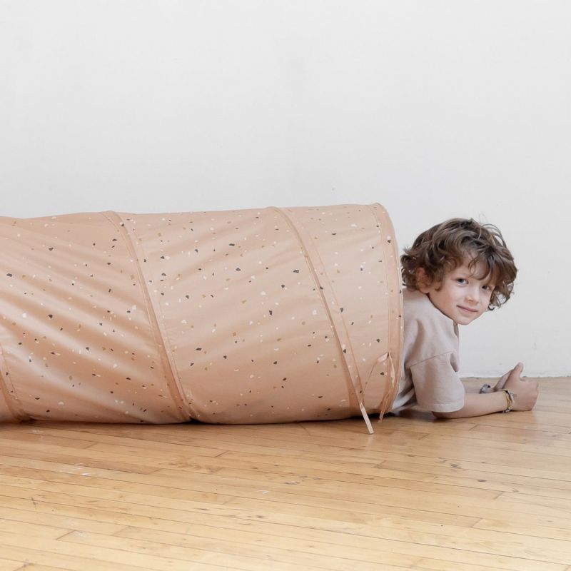 Tunnel de jeu en tissu recyclé Terrazzo Argile 3 sprouts Ambiance 1