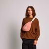 Sac banane Olivia Teddy Rose poudrée Hindbag Ambiance 2
