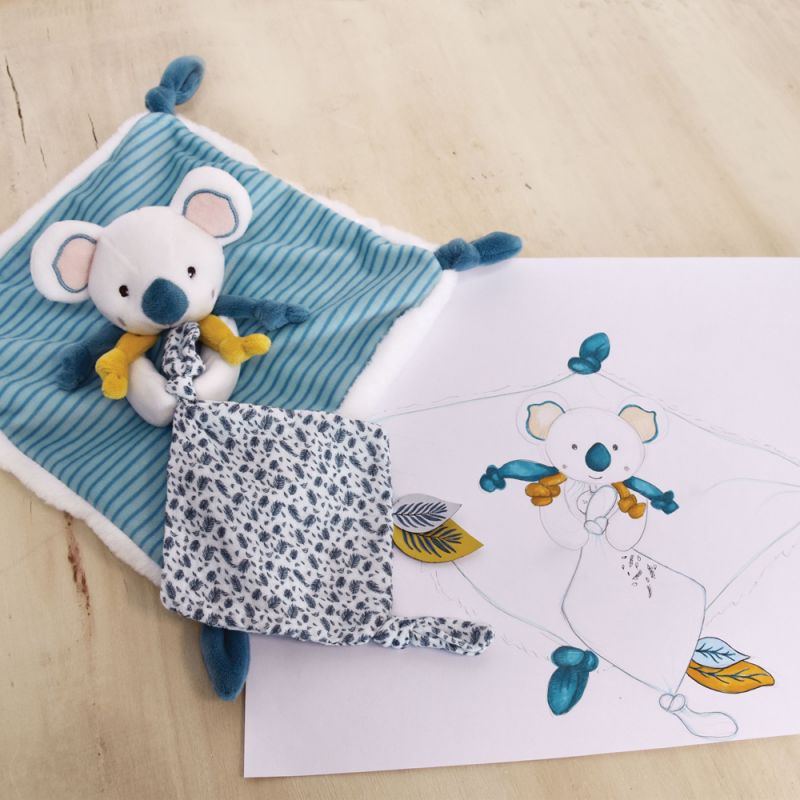 Image d'ambiance de présentation du produit Coffret doudou plat Yoca le koala (25 cm) - Doudou et Compagnie