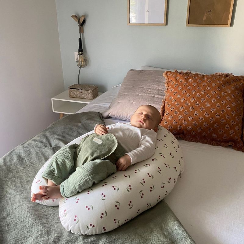 Coussin de grossesse Multirelax en coton cerises Candide Ambiance 5