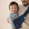 Porte bébé enfant Upsie Sling Midnight Blue Ergobaby Ambiance 7