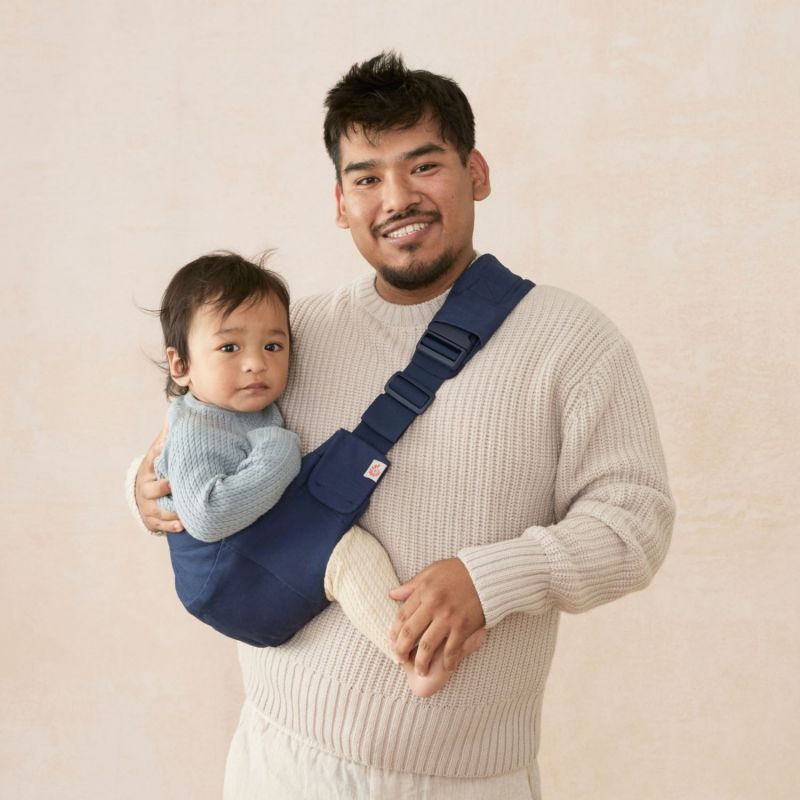 Porte bébé enfant Upsie Sling Midnight Blue Ergobaby Ambiance 6