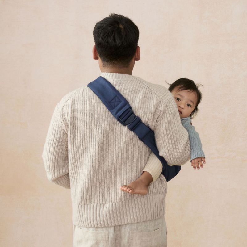 Porte bébé enfant Upsie Sling Midnight Blue Ergobaby Ambiance 8