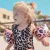 Brassards de natation Léopard rose et doré (0-2 ans) Swim Essentials Ambiance 4