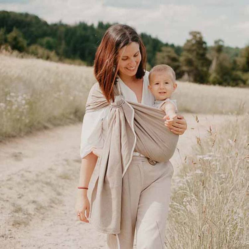 Image d'ambiance de présentation du produit Echarpe de portage Sling sans noeud tissé en coton bio beige sable - NéoBulle